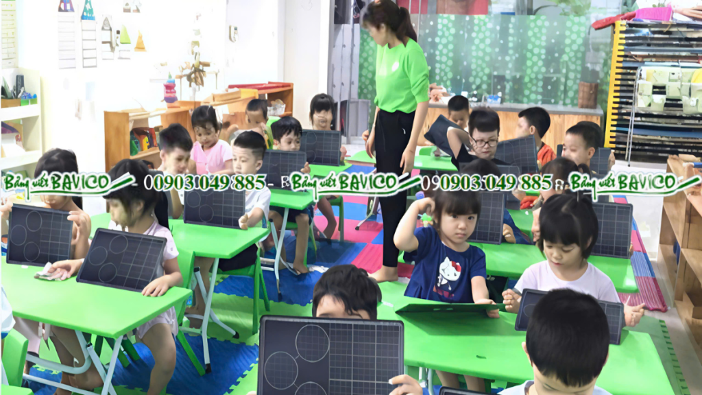 Bảng con trong lớp học mầm non